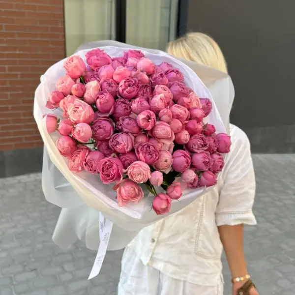 Букет із кущових піоновидних троянд Silva Pink